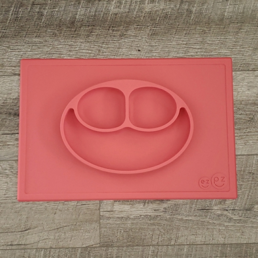 EZPZ The Happy Mat in Coral